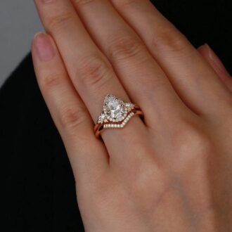 Vintage Halo Pear Cut Moissanite Bridal Set For Women
