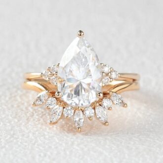 Side Accent Pear Cut D Color Moissanite Wedding Ring Set