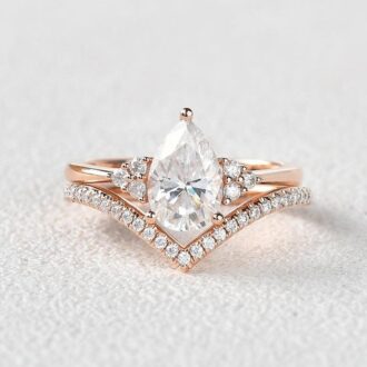 Side Accent Pear Cut Moissanite Wedding Ring Set For Women