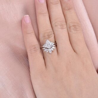 VVS1 Clarity Moissanite Pear Cut Side Accent Bridal Ring Set