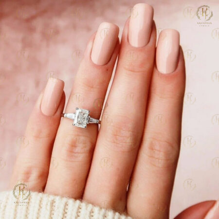 Elegant Emerald Diamond ring